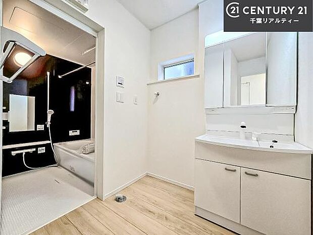 小窓付きの明るい洗面室です!湿気もすぐに入れ替えができて清潔に保つことができます!自然光が差し込むのでお化粧の仕上がりも良くなりますね!