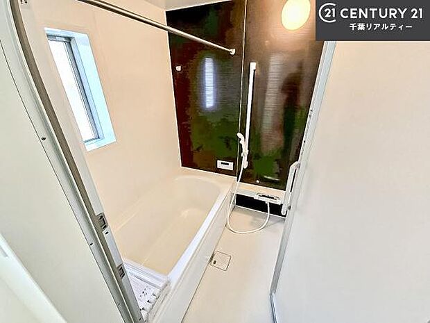 1日の疲れをしっかりと癒してくれる浴室です。おうちの素敵なリラクゼーション場所です!