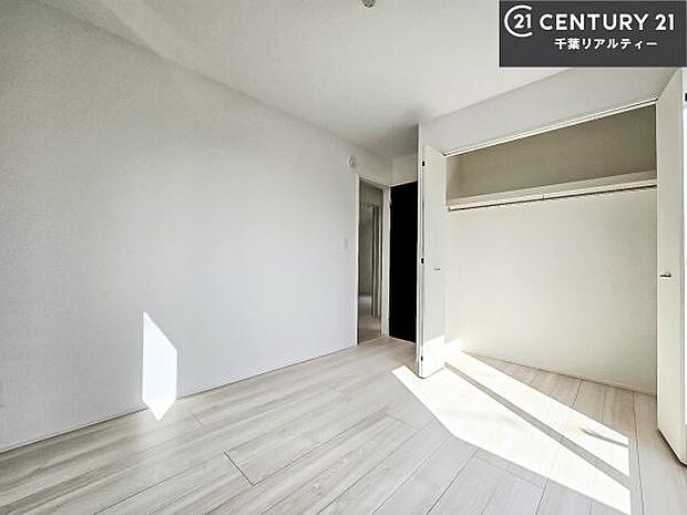 収納力のある洋室です。お部屋もすっきり広々と使えて気持ちが良いです!キレイな明るいお部屋で過ごすのは、更にのんびりゆっくりできますね!