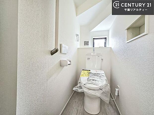 1・2階にトイレがございます!朝の忙しい時間帯も待たずにすみそうですね。白を基調とした清潔感のあるトイレでお手入れがしやすいです!