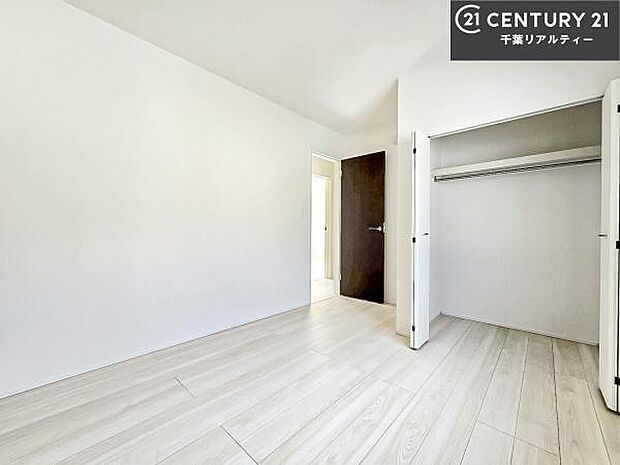 洋室は子供部屋や寝室、色々と用途多彩に利用できますね。収納力もたっぷりなので、広々気持ちよく過ごすことができます。