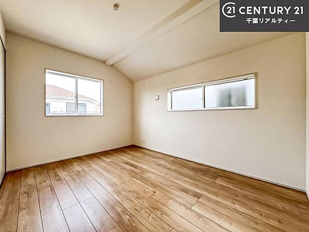 掃き出し窓がないお部屋は、お子様のお部屋としても安心です!収納スペースも充実しているので散らかったお部屋をサッと片付けられます!