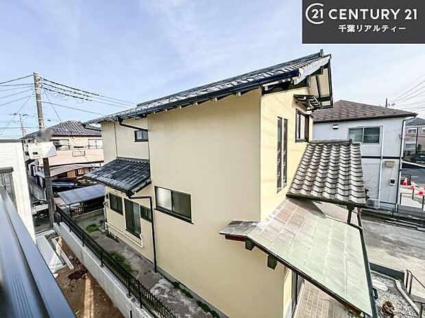 落ち着きある住宅街です!周囲には高い建物がなく、空が広く開放感があり、陽当たりを大きく遮られることもありません!気持ちの良い風が通り抜ける街並みです!