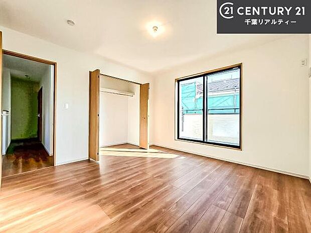 優しい光が差し込む洋室は、朝の目覚めも気持ちが良さそうですね。おうち時間もゆったりと過ごすことができます。優しい色合いのフローリングがどんな家具にもマッチします!