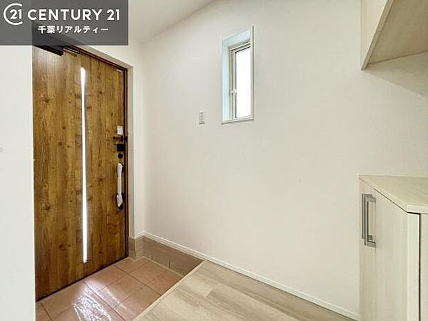 疲れて帰ってきても、ただいま!を言いたくなる、優しく迎え入れてくれる空間になっています。明るく温もり溢れる玄関です!