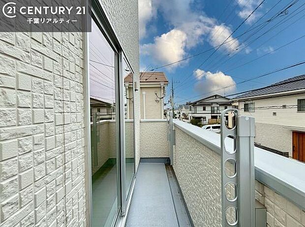 陽当たりの良いバルコニーで、お洗濯物もよく乾きそうですね!お天気の良い日にはバルコニーへ出てリフレッシュするのも気持ちよさそうです。