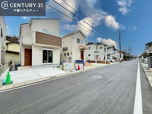 前面道路6m!陽当り良好な立地です。車庫入れが苦手な方も安心ですね。