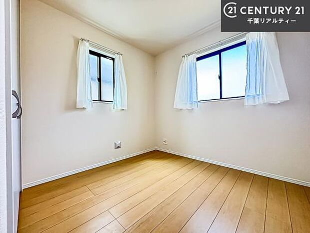 掃き出し窓がないお部屋は、お子様のお部屋としても安心です!収納スペースも充実しているので散らかったお部屋をサッと片付けられます!
