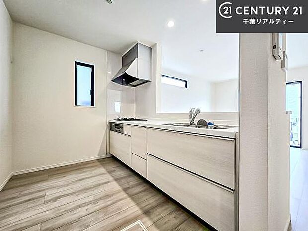 大人気の対面式システムキッチンを採用しています!ご家族のコミュニケーションが自然と増える設計です。お子様にも目が届くので嬉しいですね。収納力もあります!