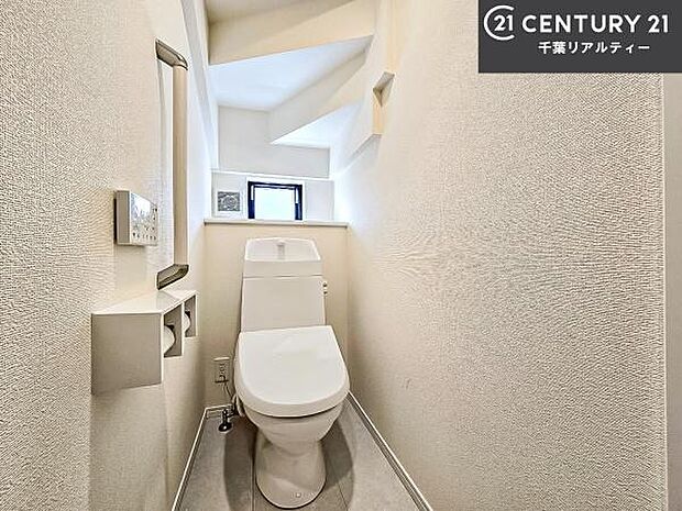 1・2階にトイレがございます!朝の忙しい時間帯も待たずにすみそうですね。白を基調とした清潔感のあるトイレでお手入れがしやすいです!