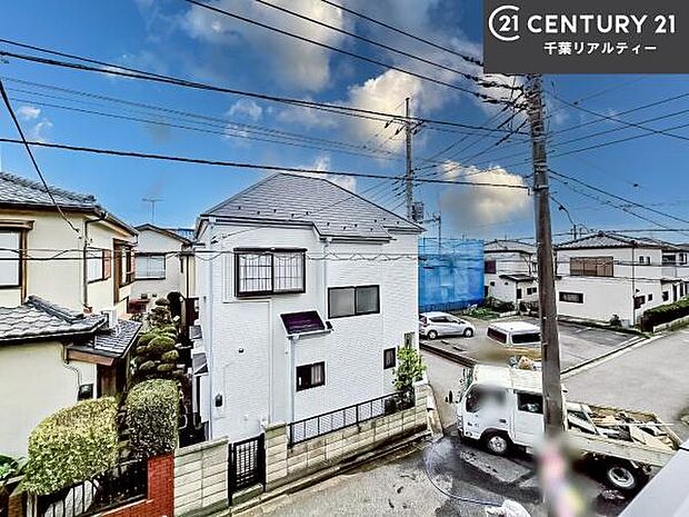 落ち着きある住宅街です!周囲には高い建物がなく、空が広く開放感があり、陽当たりを大きく遮られることもありません!気持ちの良い風が通り抜ける街並みです!