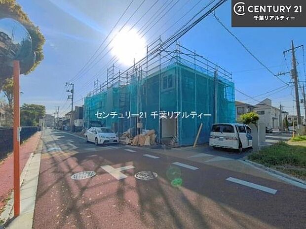 前面道路は5.8m!陽当り良好な立地です。車庫入れが苦手な方も安心ですね。