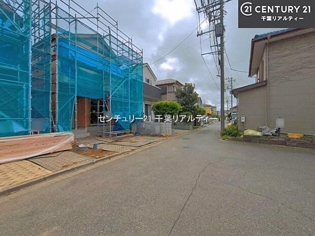 前面道路6.6m!陽当り良好な立地です。車庫入れが苦手な方も安心ですね。