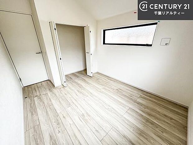 優しい光が差し込む洋室は、朝の目覚めも気持ちが良さそうですね。おうち時間もゆったりと過ごすことができます。優しい色合いのフローリングがどんな家具にもマッチします!