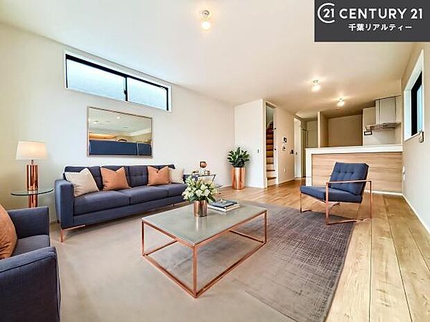 家具はCGパースです。大きな窓からたっぷりの陽ざしが入る明るいリビング。開放感のあるリビングで家族団らんのくつろぎの時間を過ごせます!