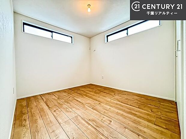 2面採光を確保した明るい室内は、風通しも良く、明るく大変居心地の良い空間となっております。リラックスして過ごせる心地の良いお部屋です!