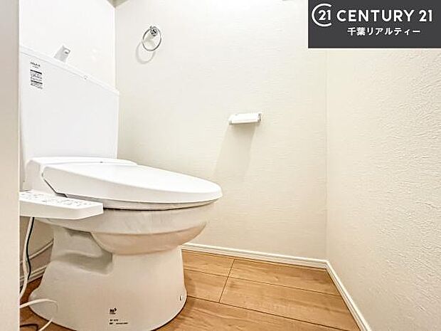 1・2階にトイレがございます!朝の忙しい時間帯も待たずにすみそうですね。白を基調とした清潔感のあるトイレでお手入れがしやすいです!