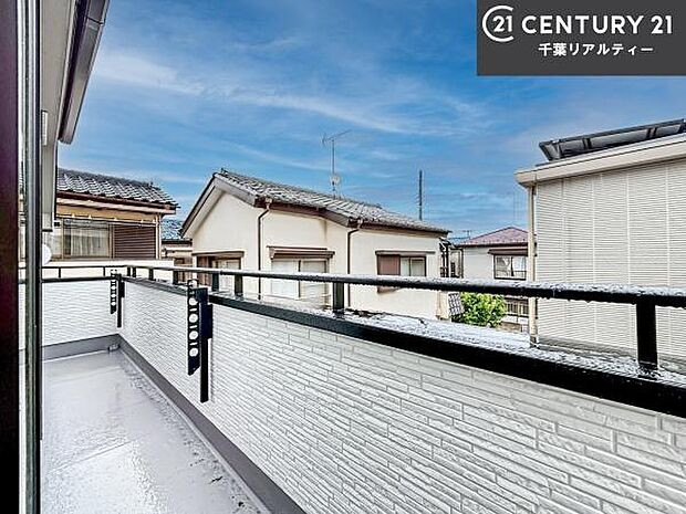 陽当たりの良いバルコニーで、お洗濯物もよく乾きそうですね!お天気の良い日にはバルコニーへ出てリフレッシュするのも気持ちよさそうです。