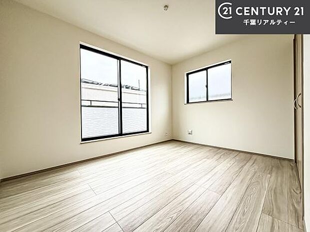 バルコニーに面した洋室は、たっぷりの陽光と開放感に恵まれ、心地よく過ごせる快適な空間です。