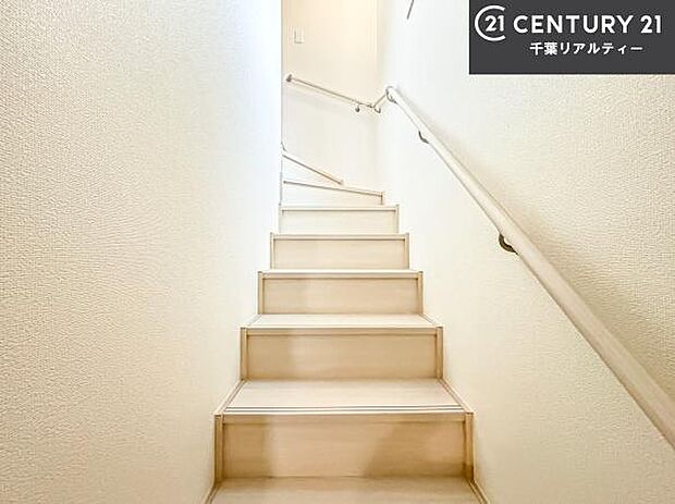 階段は、手すりもついていて明るく足元がしっかりと見えるので安心!身体のサポートや転倒防止安心・安全に利用ができます!