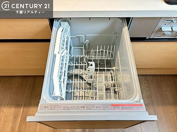 食洗機付きのキッチンです！忙しい時や手荒れ防止として大変活躍する便利な仕様です！ビルトインなのでキッチンの場所を取らず調理スペースを広く使うことが出来ます！
