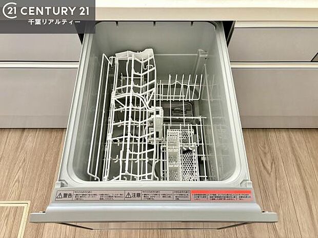 食洗機付きのキッチンです！忙しい時や手荒れ防止として大変活躍する便利な仕様です！ビルトインなのでキッチンの場所を取らず調理スペースを広く使うことが出来ます！