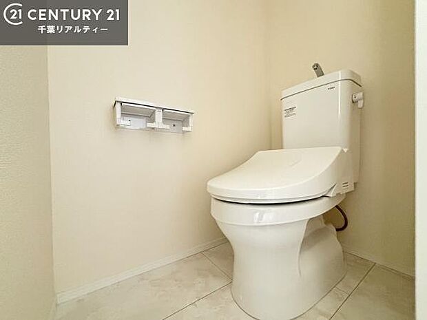 1・2階にトイレがございます！朝の忙しい時間帯も待たずにすみそうですね。白を基調とした清潔感のあるトイレでお手入れがしやすいです！