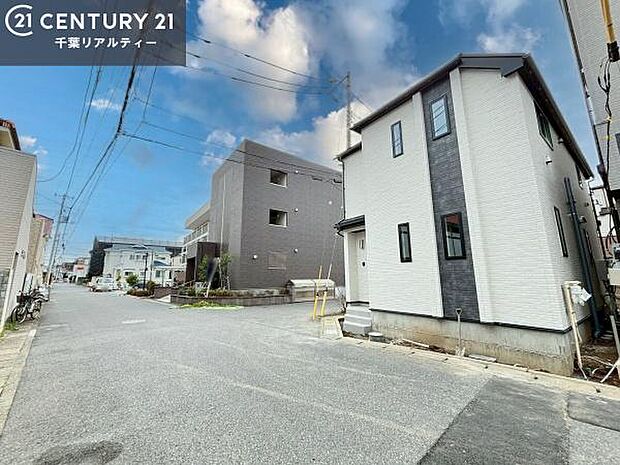 前面道路は6ｍ！陽当り良好な立地です。車庫入れが苦手な方も安心ですね。