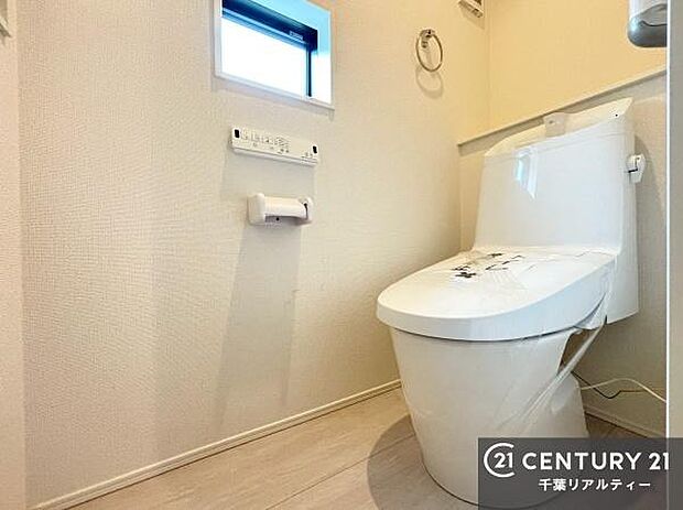 1・2階にトイレがございます！朝の忙しい時間帯も待たずにすみそうですね。白を基調とした清潔感のあるトイレでお手入れがしやすいです！