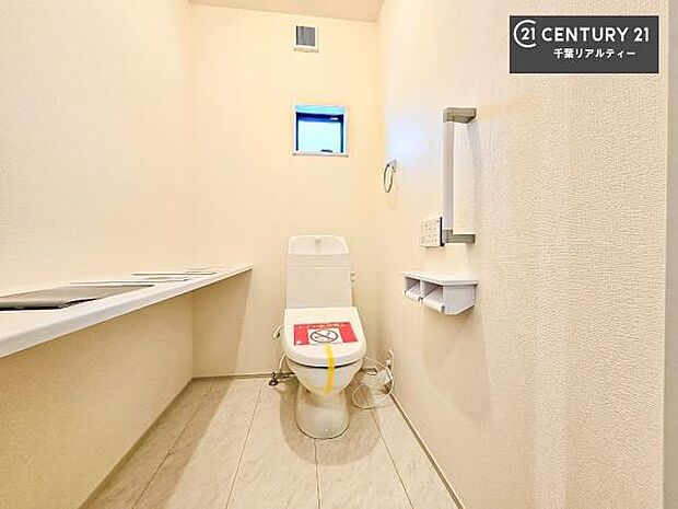 1・2階にトイレがございます!朝の忙しい時間帯も待たずにすみそうですね。白を基調とした清潔感のあるトイレでお手入れがしやすいです!