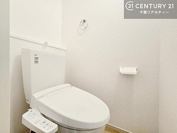 温水洗浄便座につき、冬場は便座が暖かくできるので冷たい便座に座らずに済む嬉しい仕様です！シンプルなカラーを基調としているので、お手入れがしやすいです。