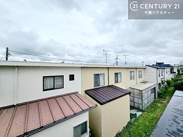 落ち着きある住宅街です！周囲には高い建物がなく、空が広く開放感があり、陽当たりを大きく遮られることもありません！気持ちの良い風が通り抜ける街並みです！