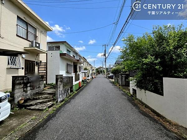 落ち着いた街並みが広がる閑静な住宅街に位置し、穏やかで心安らぐ暮らしを叶える住環境です。