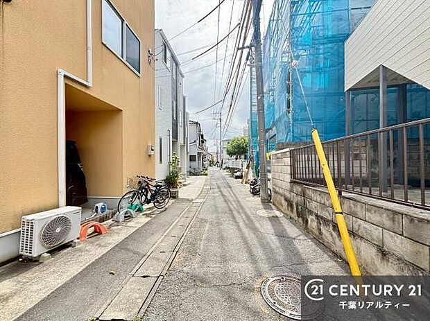 落ち着いた街並みが広がる閑静な住宅街に位置し、穏やかで心安らぐ暮らしを叶える住環境です。