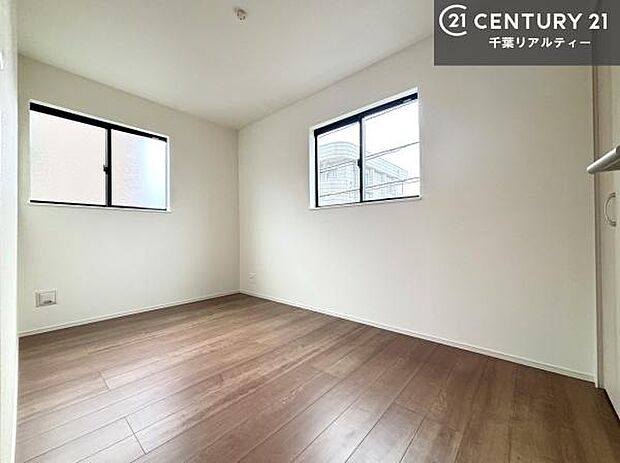 掃き出し窓がないお部屋は、お子様のお部屋としても安心です！収納スペースも充実しているので散らかったお部屋をサッと片付けられます！
