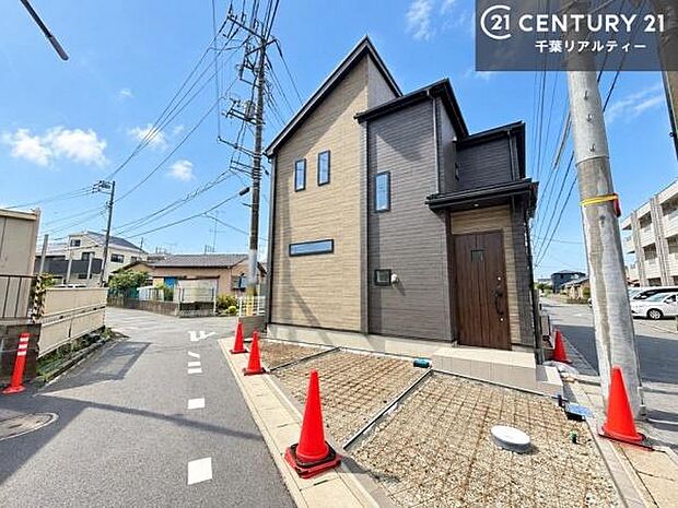 3方角地ならではの開放感に加え、両面道路に面したゆとりある立地です！