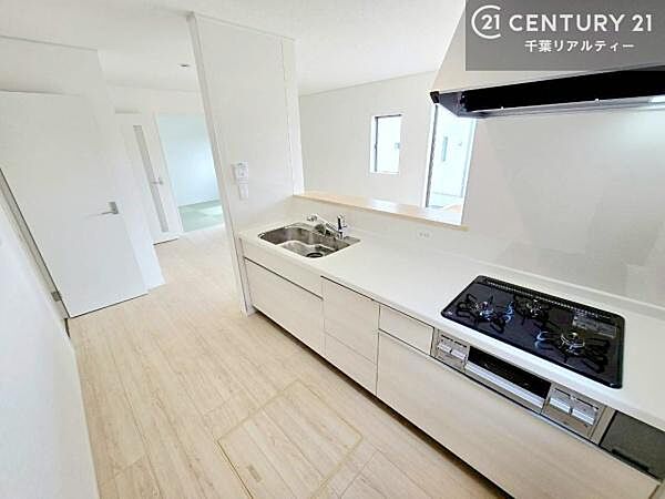 大人気の対面式システムキッチンを採用しています！ご家族のコミュニケーションが自然と増える設計です。お子様にも目が届くので嬉しいですね！広々使えて快適で作業が進みます。