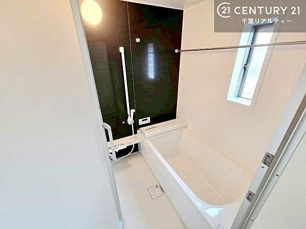 落ち着きある大人の雰囲気のバスルームは、味が出ていてバスタイムが充実！お仕事頑張っているご褒美にお好みの匂いの入浴剤を入れて、楽しんでみてはいかがでしょうか？