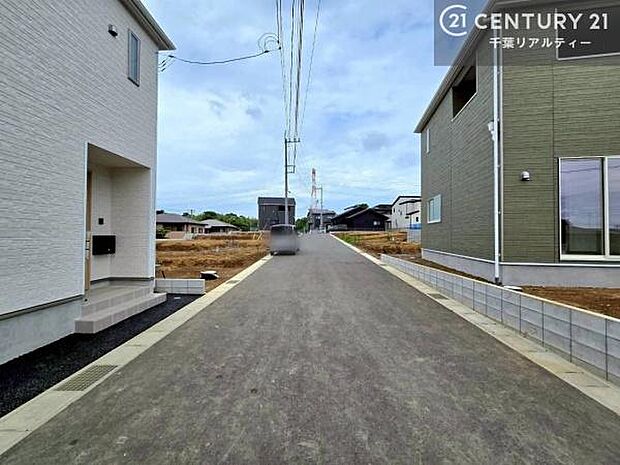 前面道路は6m!陽当り良好な立地です。車庫入れが苦手な方も安心ですね。