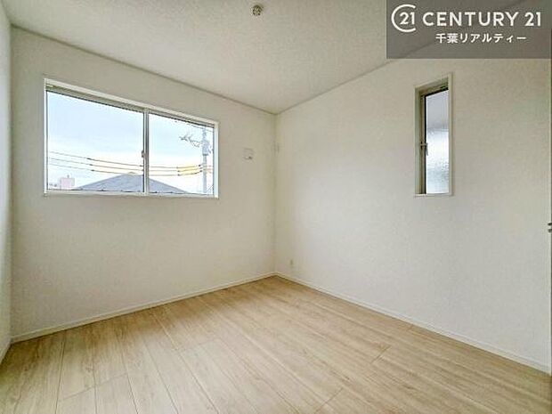 掃き出し窓がないお部屋は、お子様のお部屋としても安心です!収納スペースも充実しているので散らかったお部屋をサッと片付けられます!