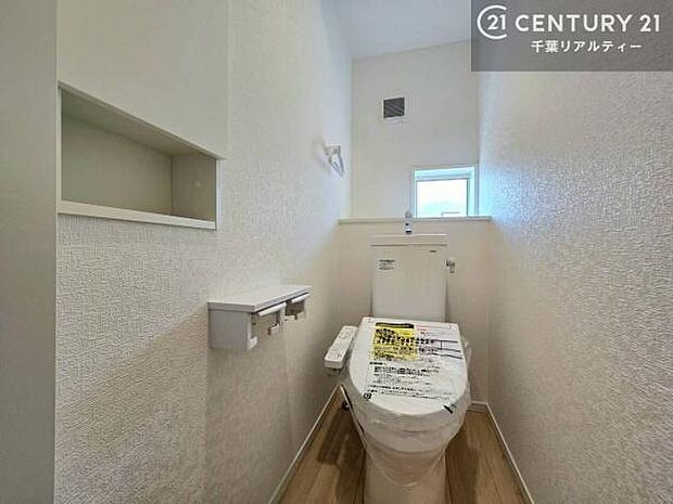 1・2階にトイレがございます!朝の忙しい時間帯も待たずにすみそうですね。白を基調とした清潔感のあるトイレでお手入れがしやすいです!