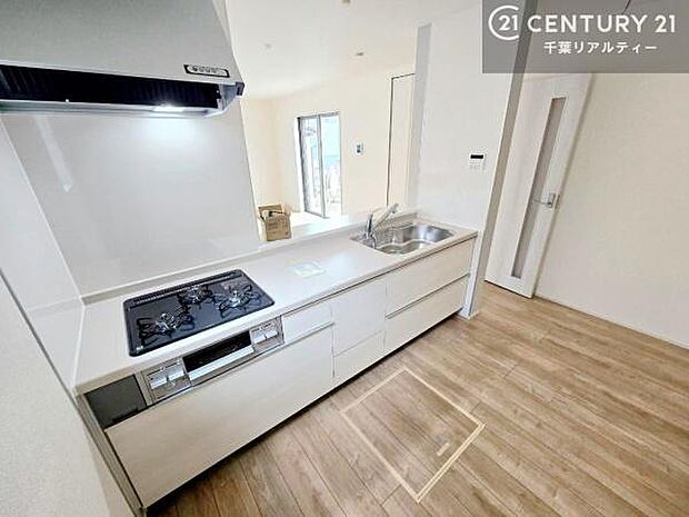 大人気の対面式システムキッチンを採用しています!ご家族のコミュニケーションが自然と増える設計です。お子様にも目が届くので嬉しいですね!広々使えて快適で作業が進みます。