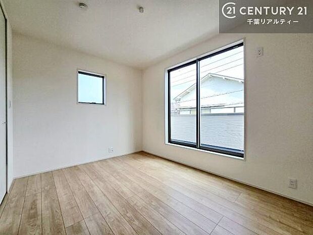 バルコニーに面した洋室は、たっぷりの陽光が差し込む明るい空間。一日の疲れをゆっくりと癒す主寝室としておすすめです。朝は心地よい光に包まれながら気持ちよく目覚められます。