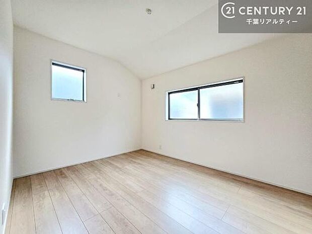 掃き出し窓がないお部屋は、お子様のお部屋としても安心です!収納スペースも充実しているので散らかったお部屋をサッと片付けられます!