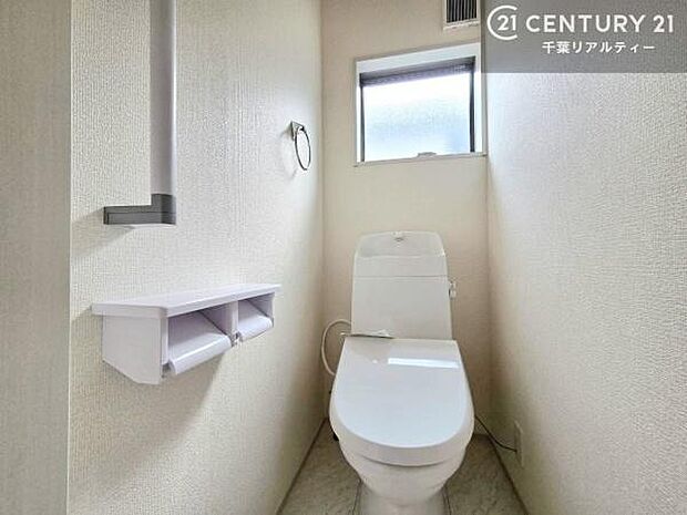 1・2階にトイレがございます!朝の忙しい時間帯も待たずにすみそうですね。白を基調とした清潔感のあるトイレでお手入れがしやすいです!