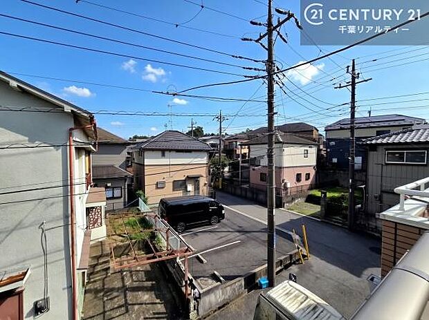 周囲は住宅街が広がる落ち着いた眺望。穏やかな街並みに包まれ、安心感のある住環境です。