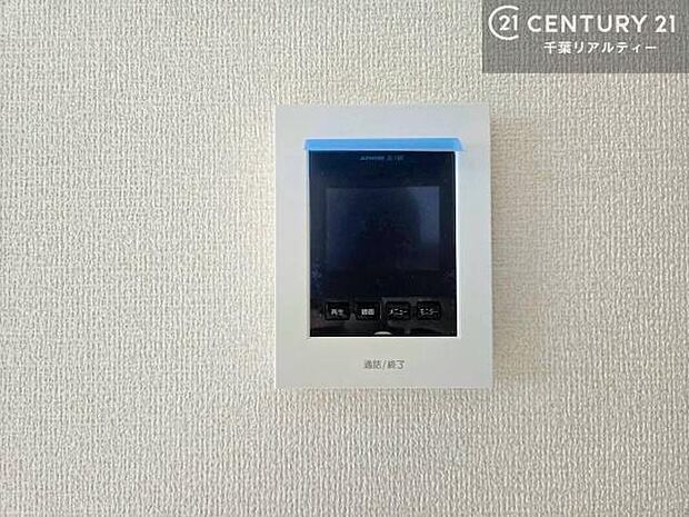 TVモニター付インターフォンを完備。来訪者の顔を確認してから対応できるため、防犯面にも配慮された安心の設備です。