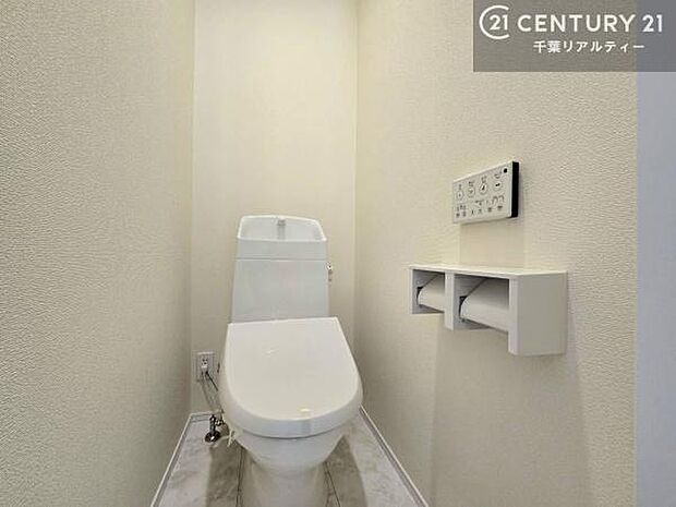 1・2階にトイレがございます!朝の忙しい時間帯も待たずにすみそうですね。白を基調とした清潔感のあるトイレでお手入れがしやすいです!
