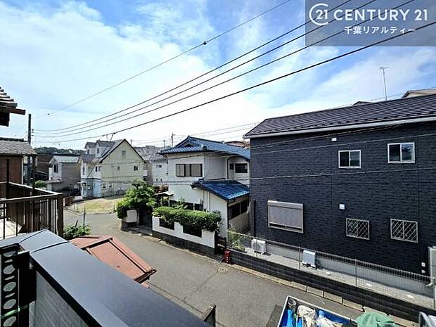 落ち着きある住宅街です!周囲には高い建物がなく、空が広く開放感があり、陽当たりを大きく遮られることもありません!気持ちの良い風が通り抜ける街並みです!
