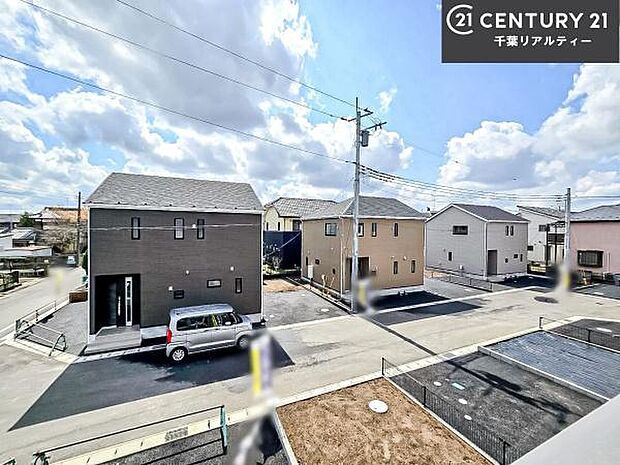 落ち着きある住宅街です!周囲には高い建物がなく、空が広く開放感があり、陽当たりを大きく遮られることもありません!気持ちの良い風が通り抜ける街並みです!